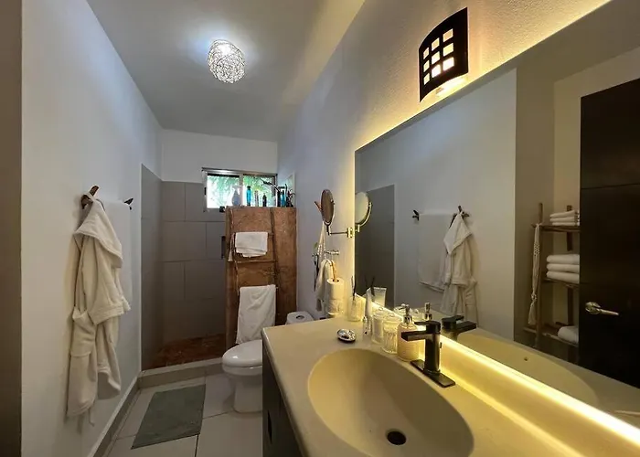 Lovely 2 Bdrm In Gated Community & Pool View Playa del Carmen