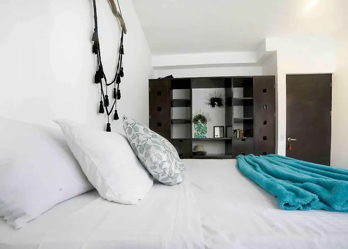 Lovely 2 Bdrm In Gated Community & Pool View Playa del Carmen