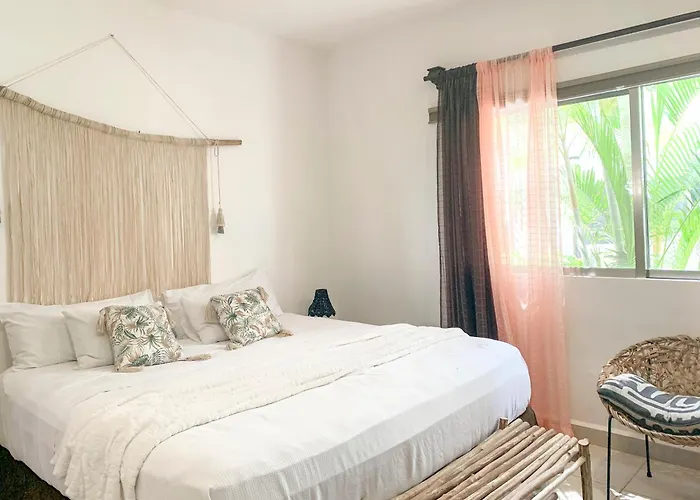 Lovely 2 Bdrm In Gated Community & Pool View Playa del Carmen